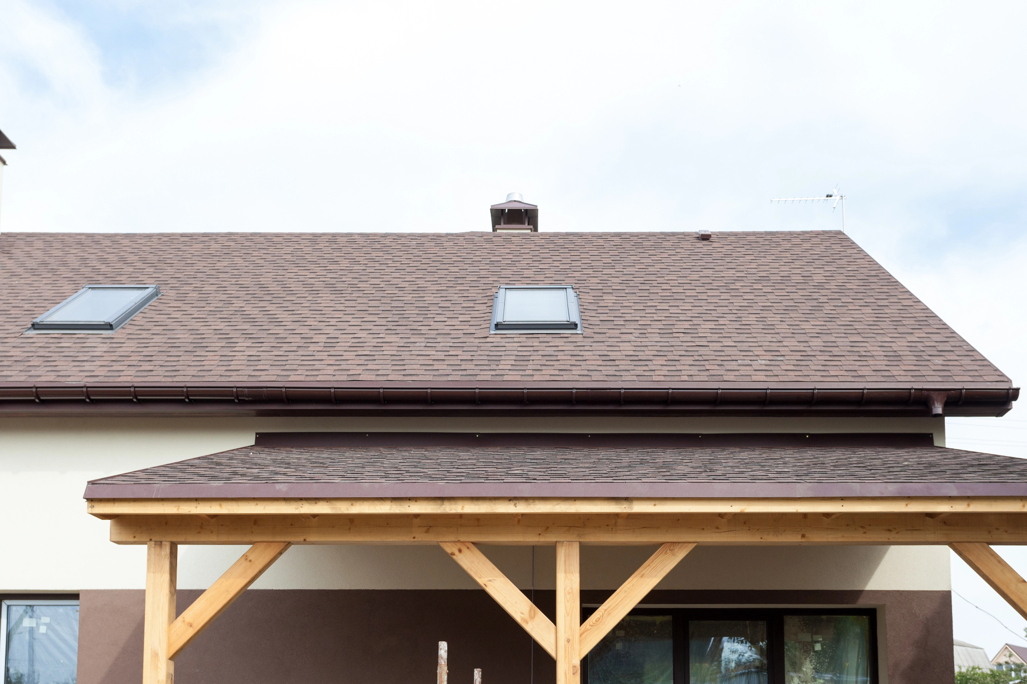 Po prenovi fasade, še nova kritina na strehi bloka